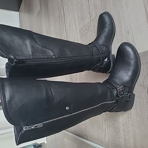 GUESS black boots